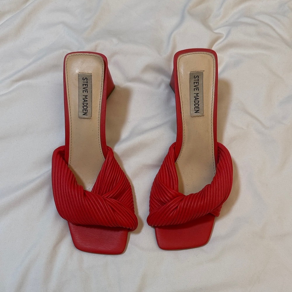Steve Madden Red Knotted sandals